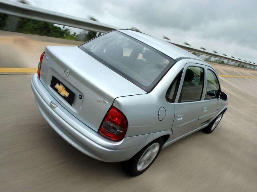  Chevrolet Classic 2003 года  (фото 9 из 16)